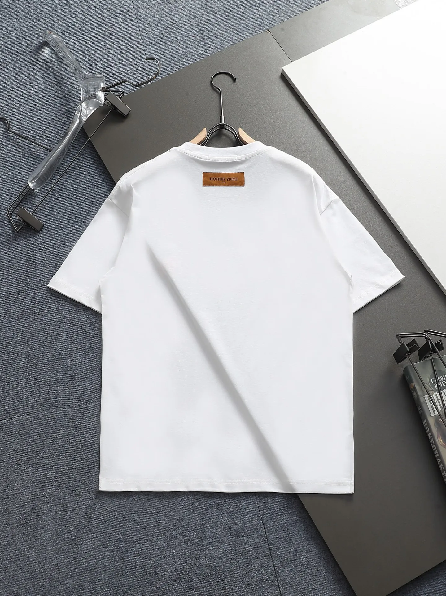 🅿️170 LV 25ss spring and summer printed short T series -1v Yayoi Kusama series pumpkin 🎃 pattern round neck short-sleeved T-shirt. Made of 32-count double yarn pure cotton 240g, washed at high temperature, will not shrink or fade. Comfortable to the touch, super texture❤️ Back-stitched cuff design, yellow back-mark embellishment, and a full set of accessories. A must-have for trendy men and trendy women, the classic drop-shoulder slightly wide version is available exclusively from stock!         ⚠️Only make high quality products, reject junk goods!  -Color: White Black -Size: XS S M L -Crowd: Unisex